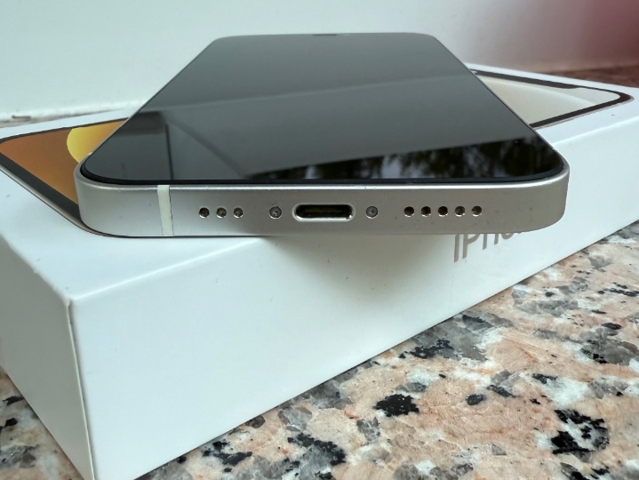 IPhone 12 – 64 GB – Odlično stanje