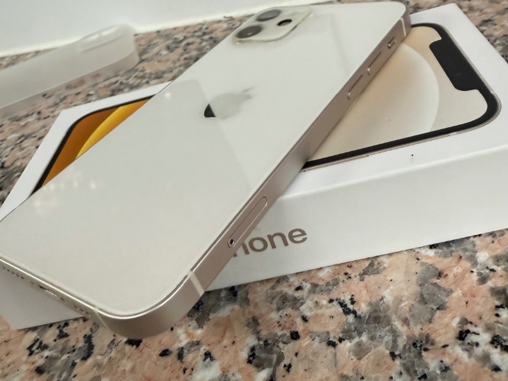 IPhone 12 – 64 GB – Odlično stanje
