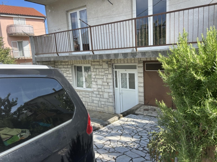 Marinići, kuća s tri stana i garaža