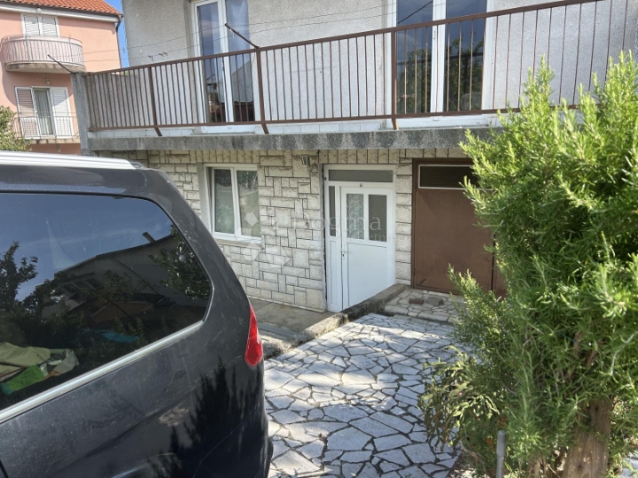 Marinići, kuća s tri stana i garaža