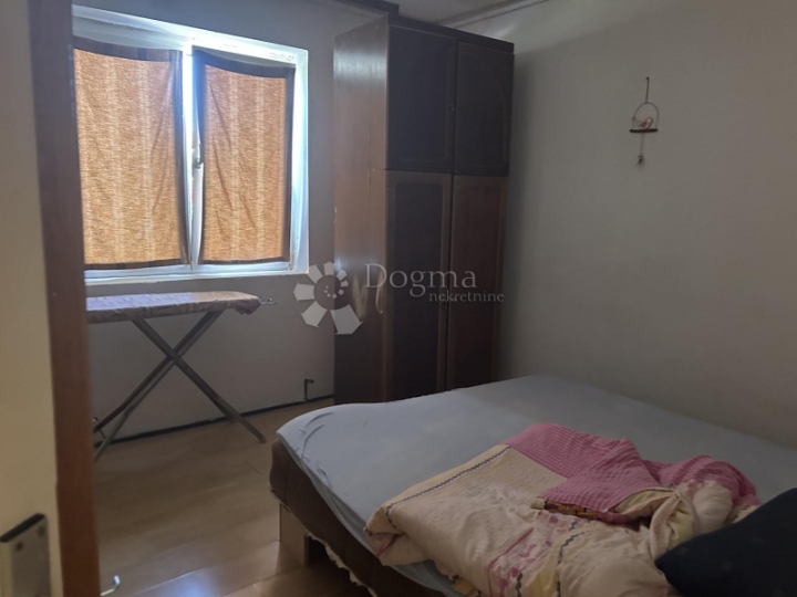 Marinići, kuća s tri stana i garaža