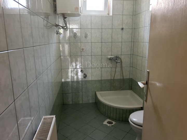 Marinići, kuća s tri stana i garaža
