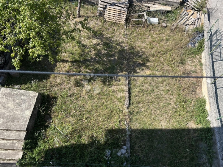 Marinići, kuća s tri stana i garaža