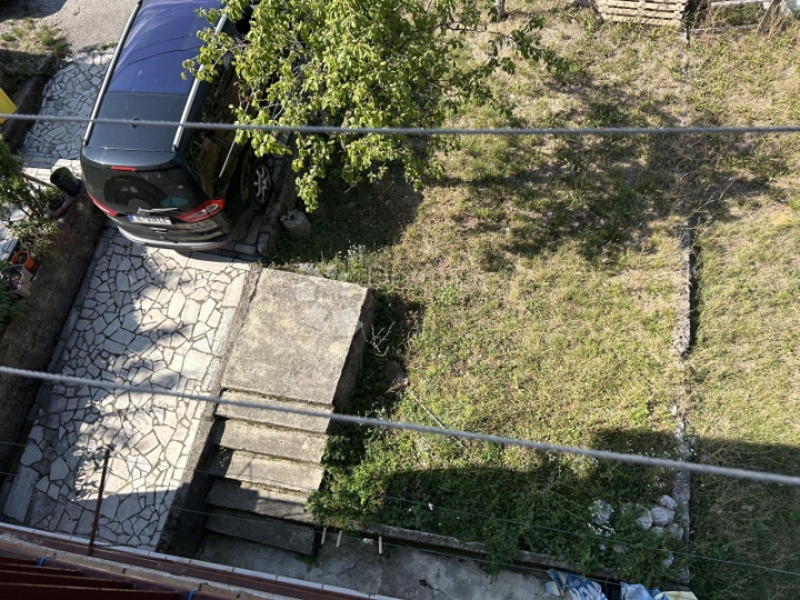 Marinići, kuća s tri stana i garaža