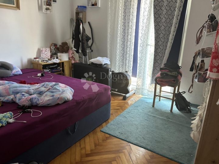 Marinići, kuća s tri stana i garaža