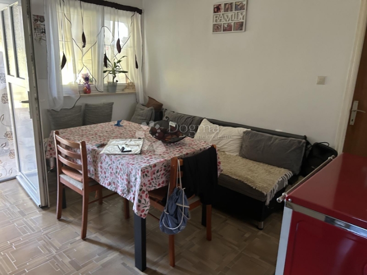 Marinići, kuća s tri stana i garaža