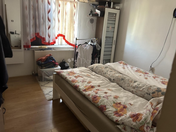 Marinići, kuća s tri stana i garaža
