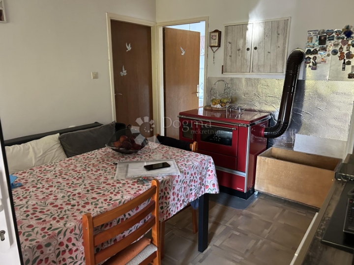 Marinići, kuća s tri stana i garaža