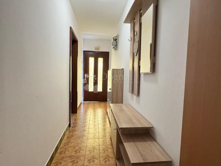 Skladan stančić s terasicom