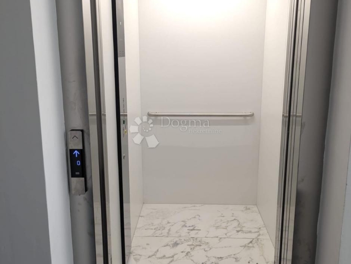 Novi stan idealnih specifikacija: loggia, lift i garažno mjesto