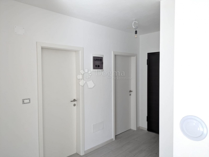 Novi stan idealnih specifikacija: loggia, lift i garažno mjesto