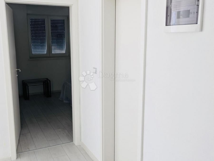 Novi stan idealnih specifikacija: loggia, lift i garažno mjesto