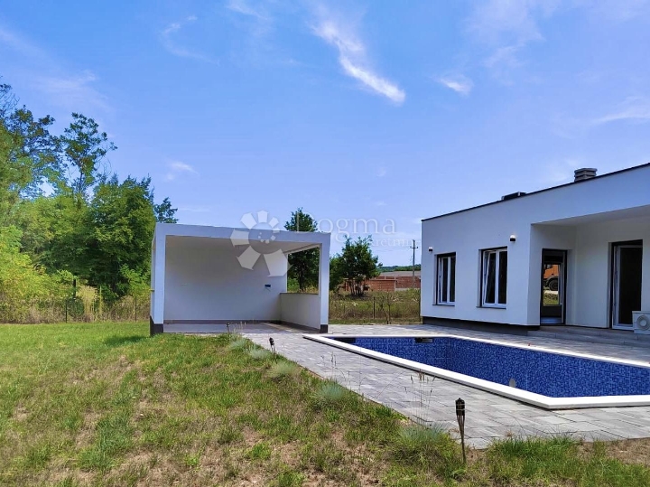 Elegantna novogradnja s bazenom u privatnosti istarske oaze