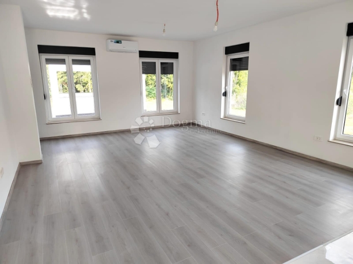 Elegantna novogradnja s bazenom u privatnosti istarske oaze