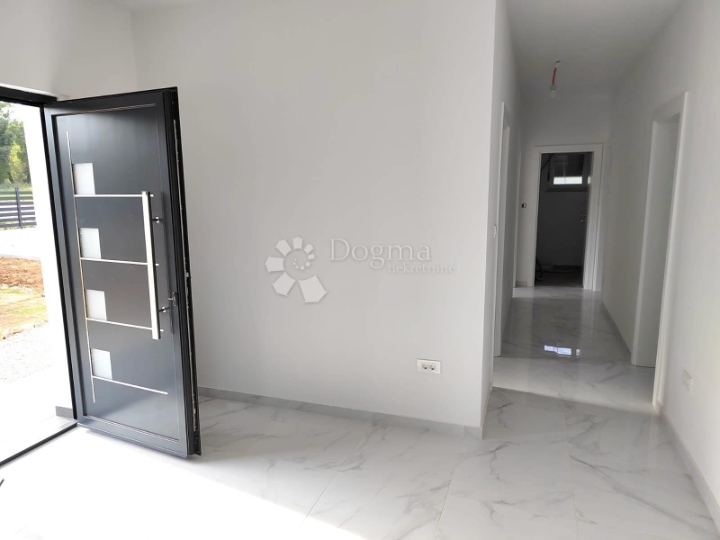 Elegantna novogradnja s bazenom u privatnosti istarske oaze