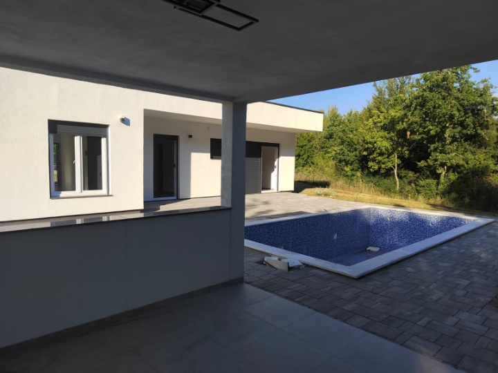 Prekrasna vila s bazenom - useljiva novogradnja