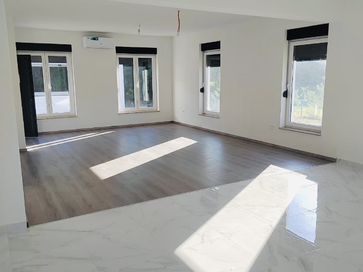 Prekrasna vila s bazenom - useljiva novogradnja