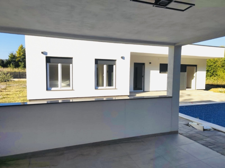 Prekrasna vila s bazenom - useljiva novogradnja