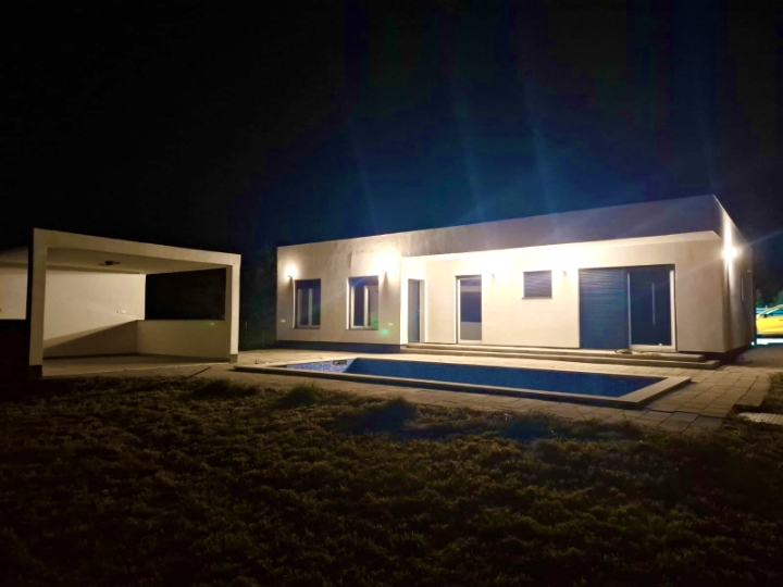 Prekrasna vila s bazenom - useljiva novogradnja