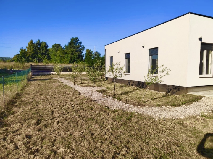 Prekrasna vila s bazenom - useljiva novogradnja