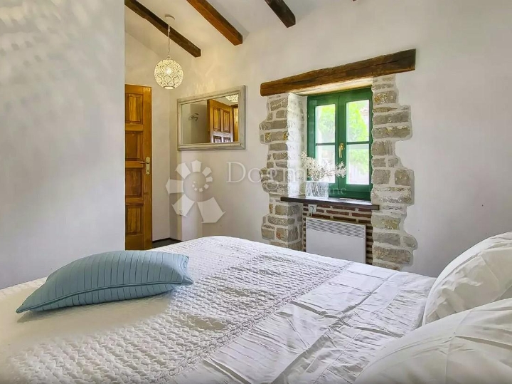 Poreč okolica, kamena vila s bazenom na odličnoj lokaciji