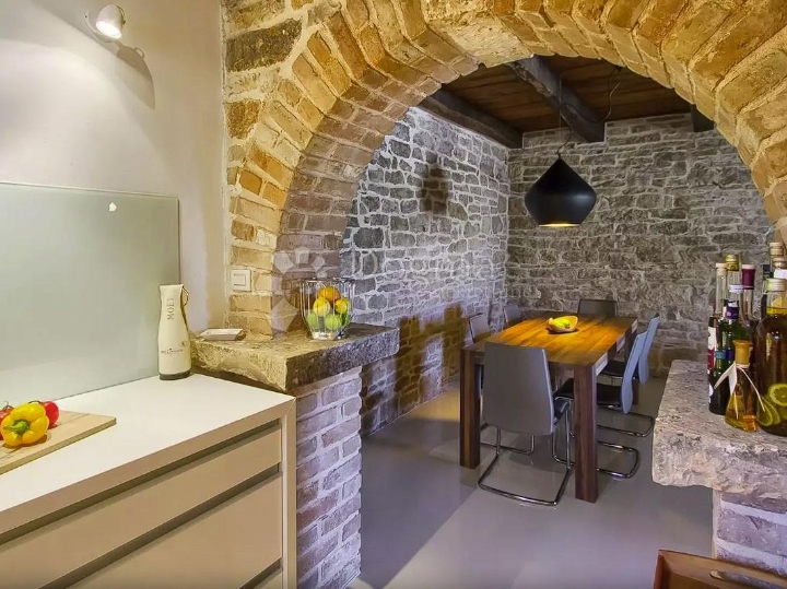 Poreč okolica, kamena vila s bazenom na odličnoj lokaciji
