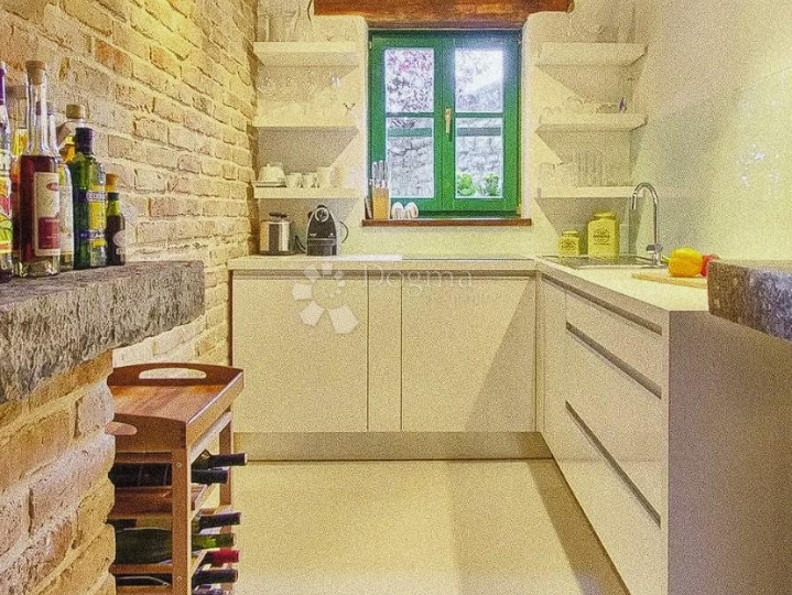 Poreč okolica, kamena vila s bazenom na odličnoj lokaciji