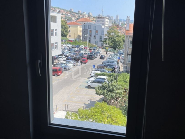 Poslovni prostor 90 m², centar grada
