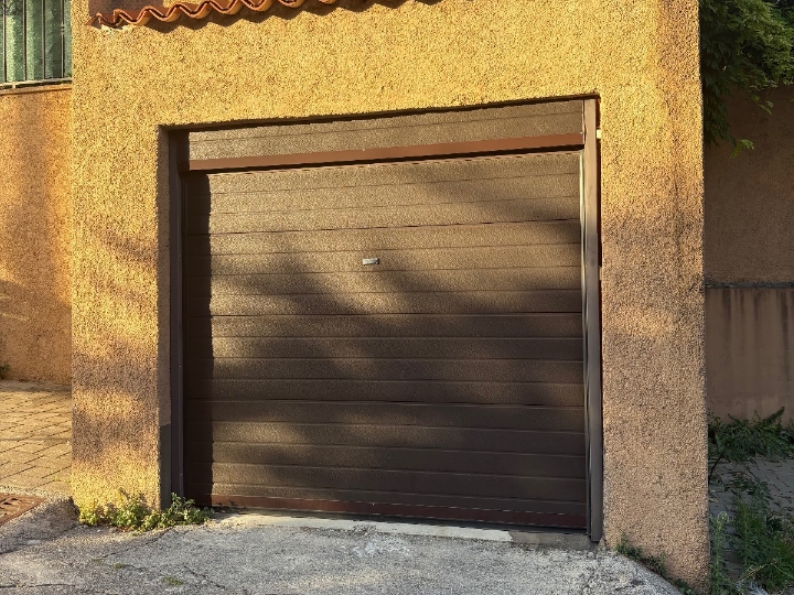 Iznajmljujem garažu na Krimeji
