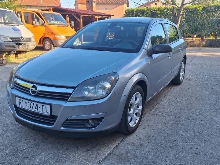Opel Astra H 1.7CDTI Cosmo oprema