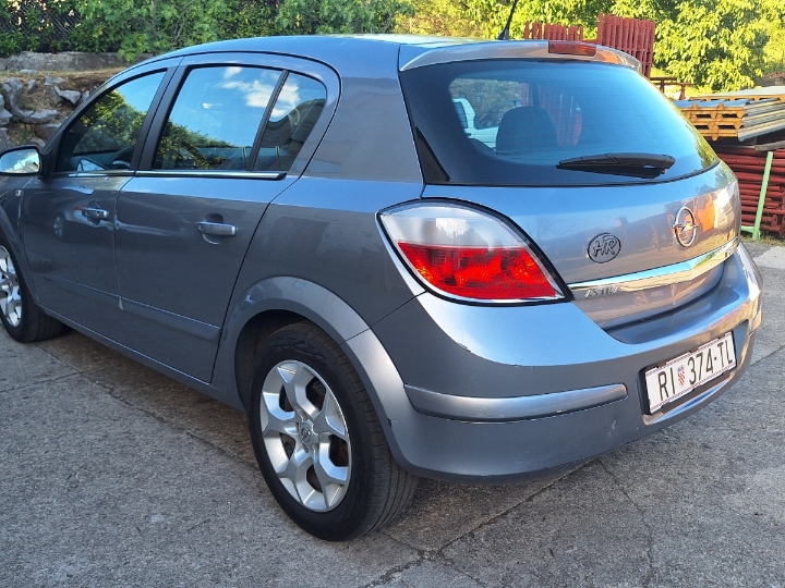 Opel Astra H 1.7CDTI Cosmo oprema