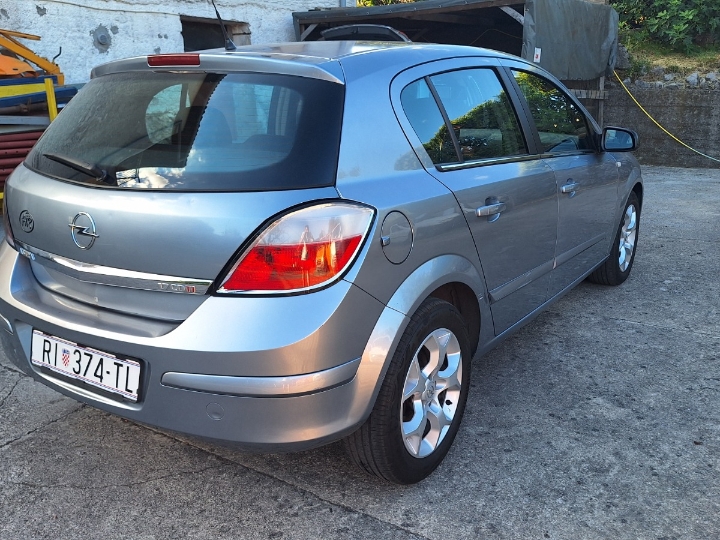 Opel Astra H 1.7CDTI Cosmo oprema