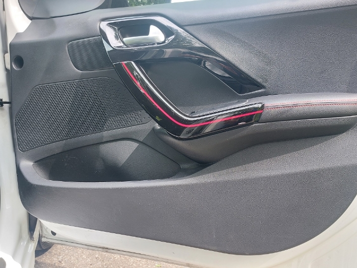 Peugeot 208 1,2 GT look 