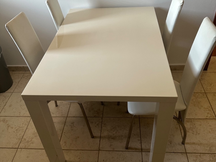 Kuhinjski stol bijele boje