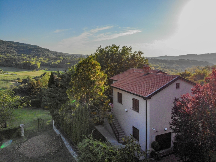 Pazin – lijepa kuća s 2 stana, bazenom i velikim dvorištem