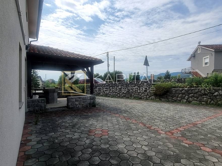 Matulji, poslovno-stambena zgrada, 780 m2