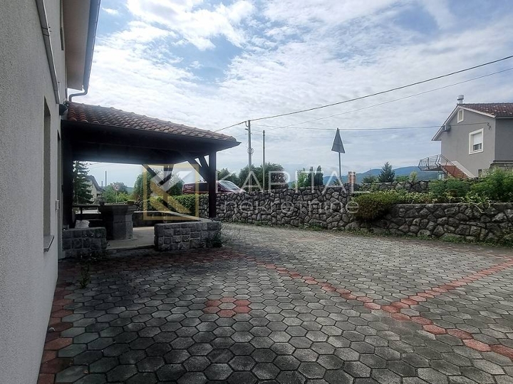 Matulji, poslovno-stambena zgrada, 780 m2