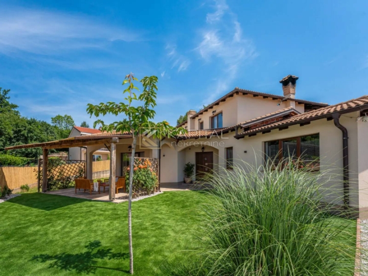 Kastav, nova samostojeća kuća, bazen