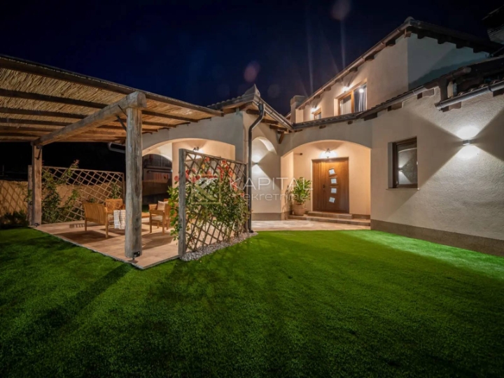 Kastav, nova samostojeća kuća, bazen