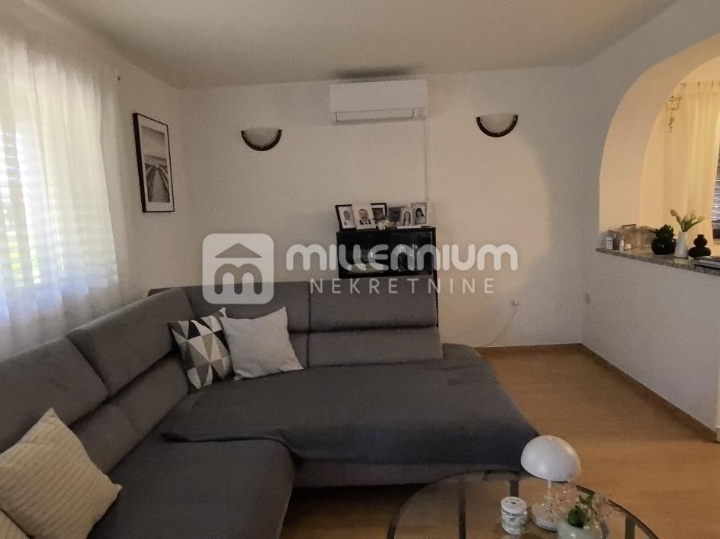 Grobnik, Dražice, 298 m2, samostojeća kuća s 3 stana