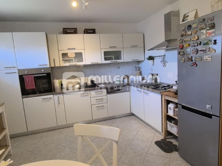 Grobnik, Dražice, 298 m2, samostojeća kuća s 3 stana