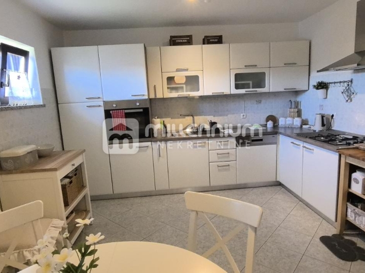 Grobnik, Dražice, 298 m2, samostojeća kuća s 3 stana