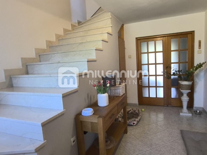 Grobnik, Dražice, 298 m2, samostojeća kuća s 3 stana