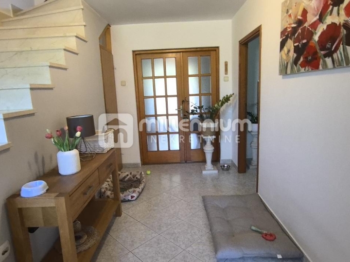 Grobnik, Dražice, 298 m2, samostojeća kuća s 3 stana