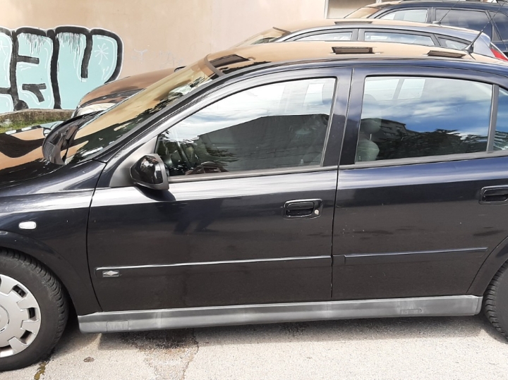 Prodajem Opel Astru G crne boje
