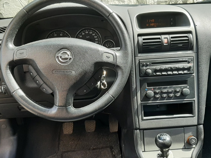 Prodajem Opel Astru G crne boje