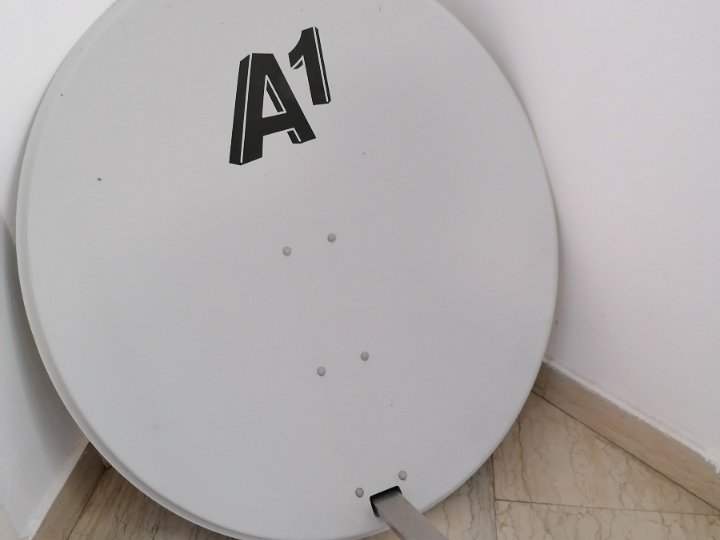 Satelitska antena 90x100 s nosačem