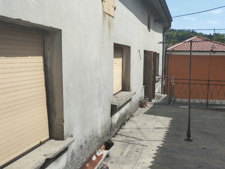 Klana, kuća, pomoćna zgrada i garaža