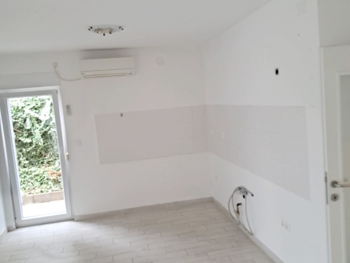 Hosti, 78m2, 2S+DB, 280 m2 okućnica