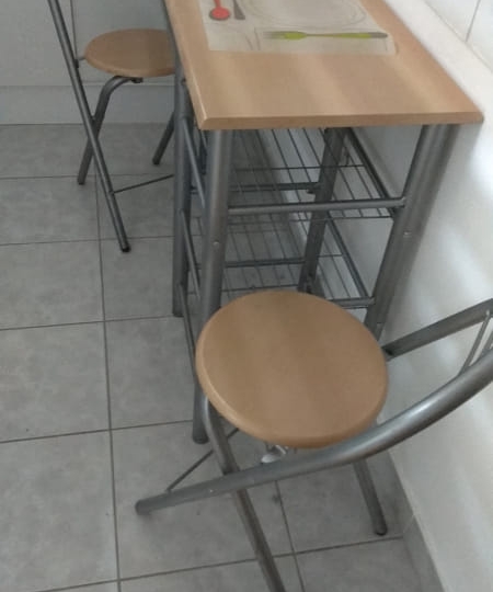 Stolić i dvije stolice